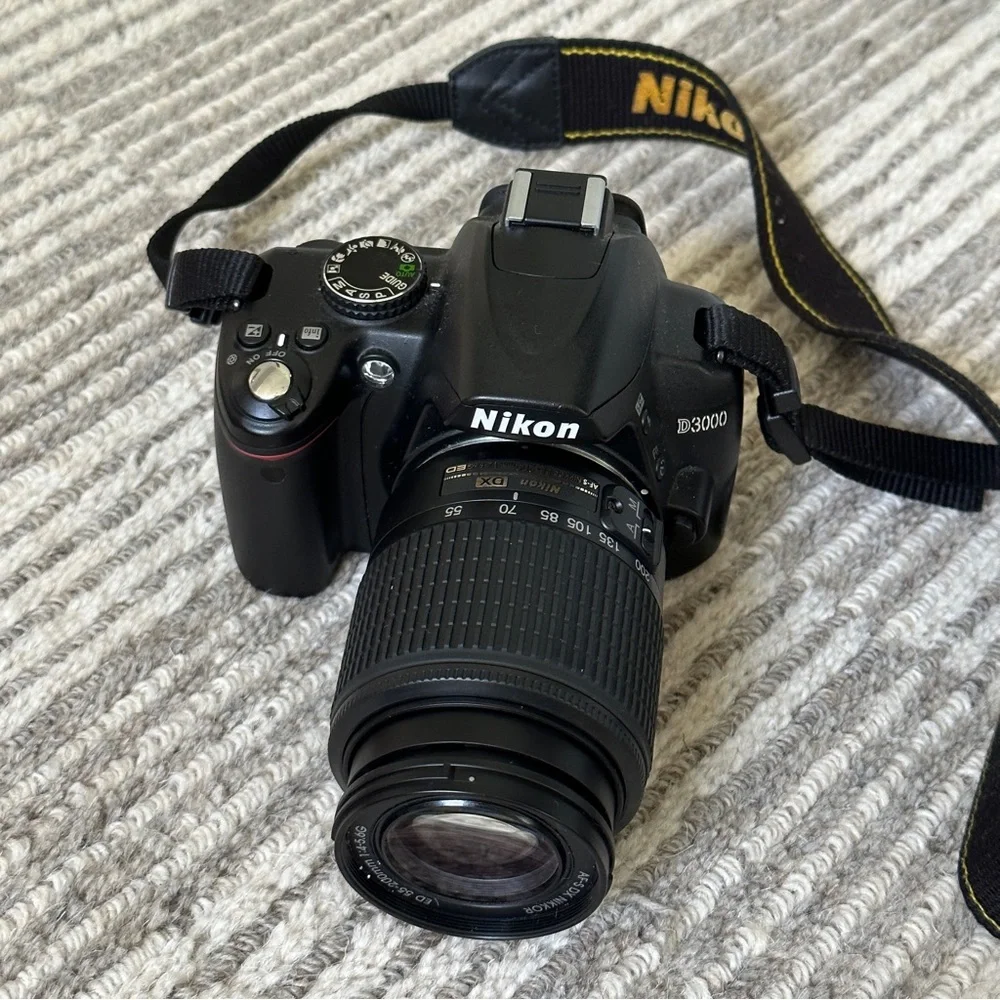 Nikon d3000 / 1 body - 2 lenses